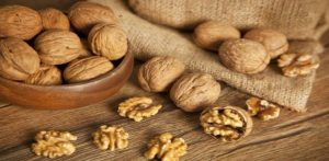 Walnuts are on the table / walnuts can cause heartburn